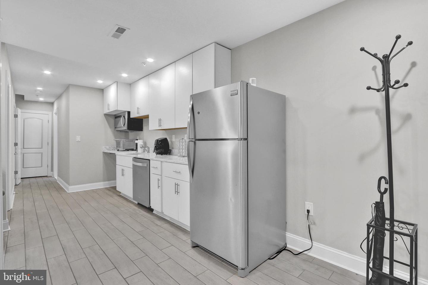 1167 Morse St Ne #b1 Property Photo 7