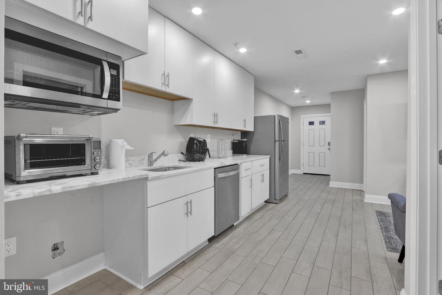 1167 Morse St Ne #b1 Property Photo 8