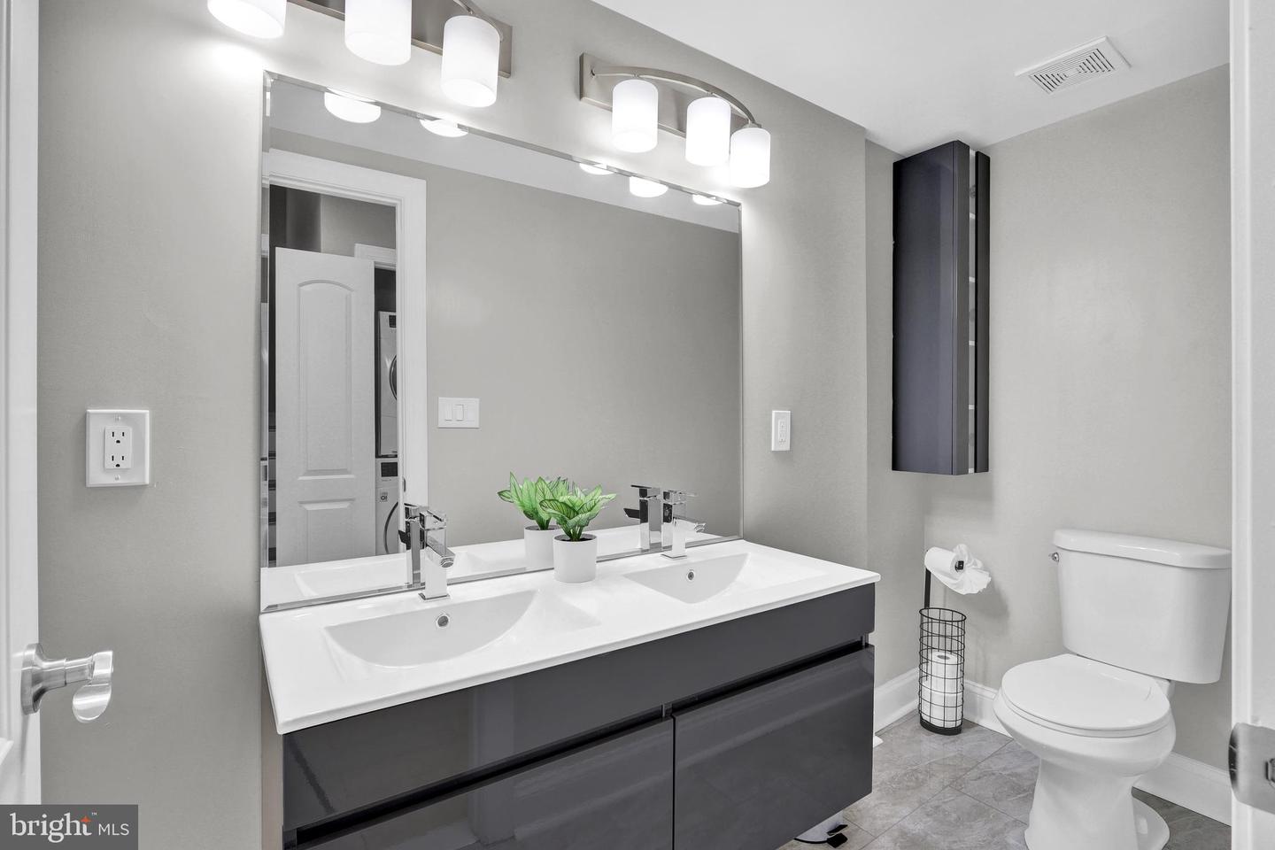 1167 Morse St Ne #b1 Property Photo 12