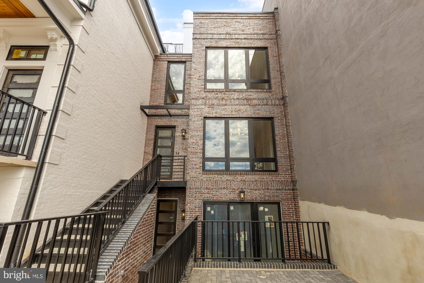 733 Euclid St Nw #204 Property Photo 2