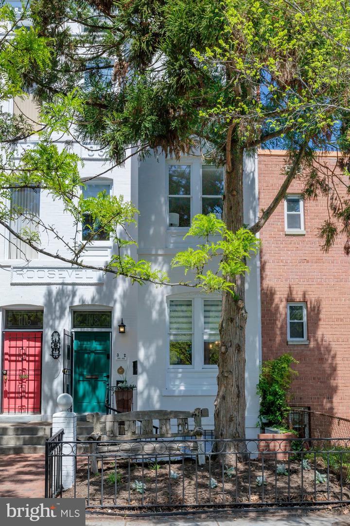 1118 F St Ne Property Photo 2