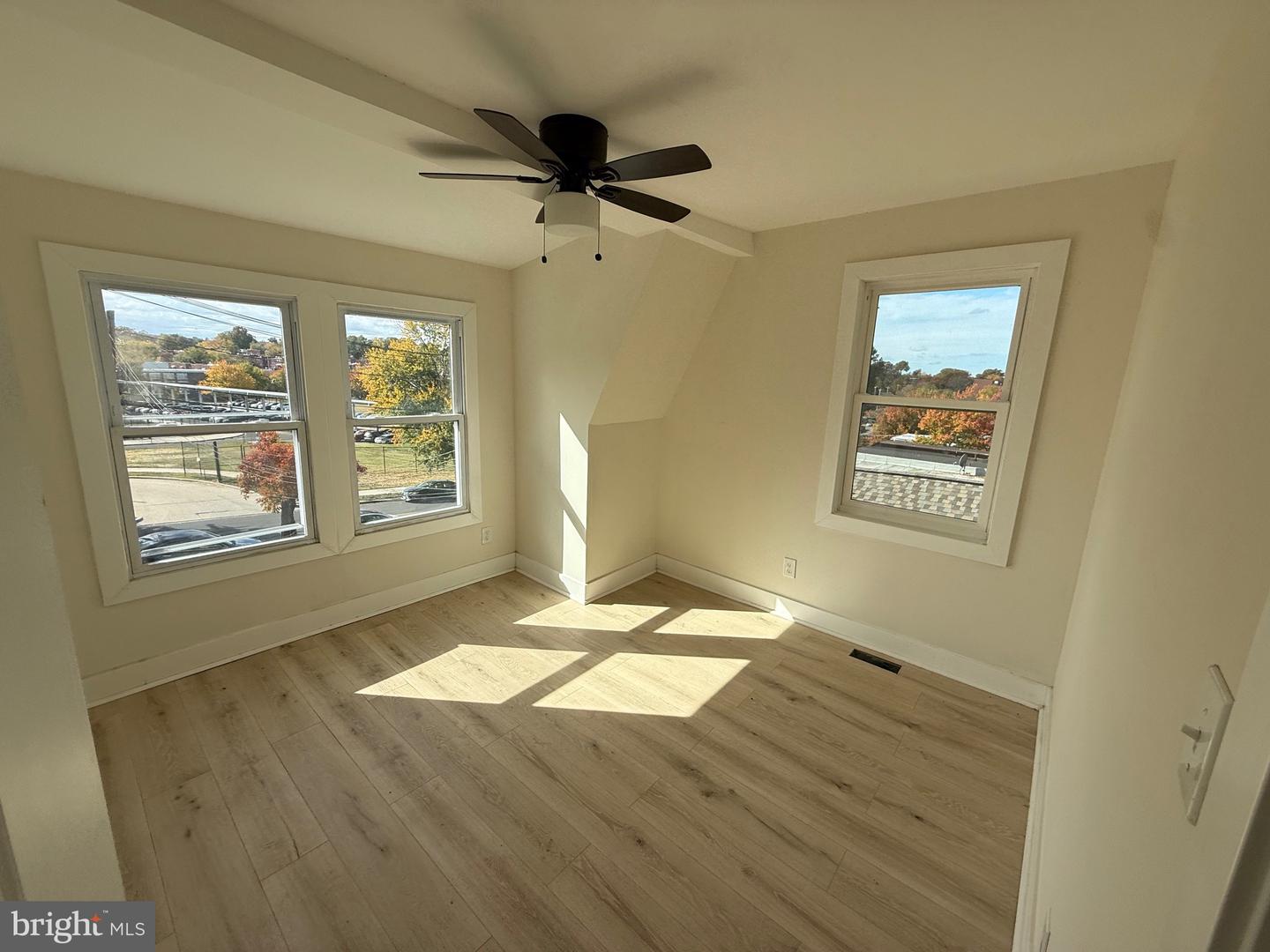 5614 Blaine St Ne Property Photo 2