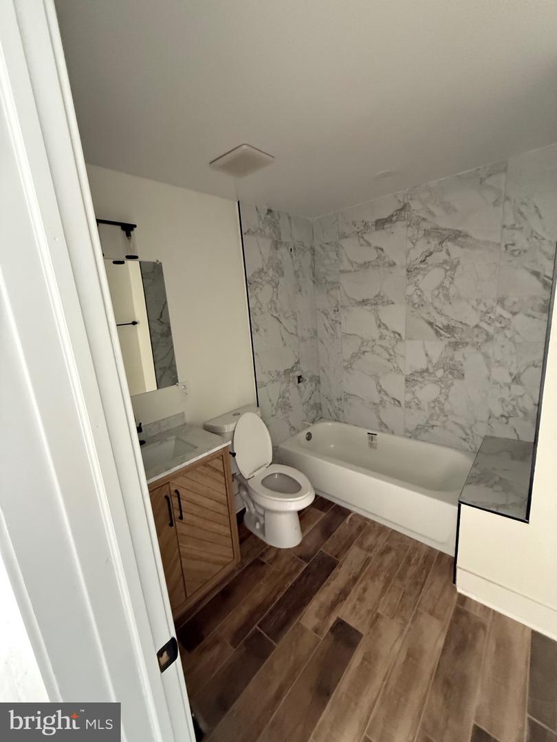 5614 Blaine St Ne Property Photo 3