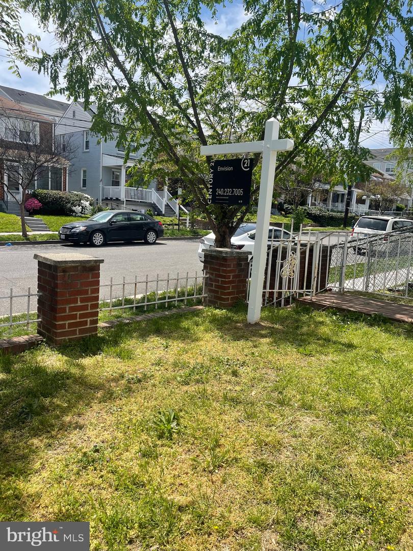 608 Emerson St Ne Property Photo 1