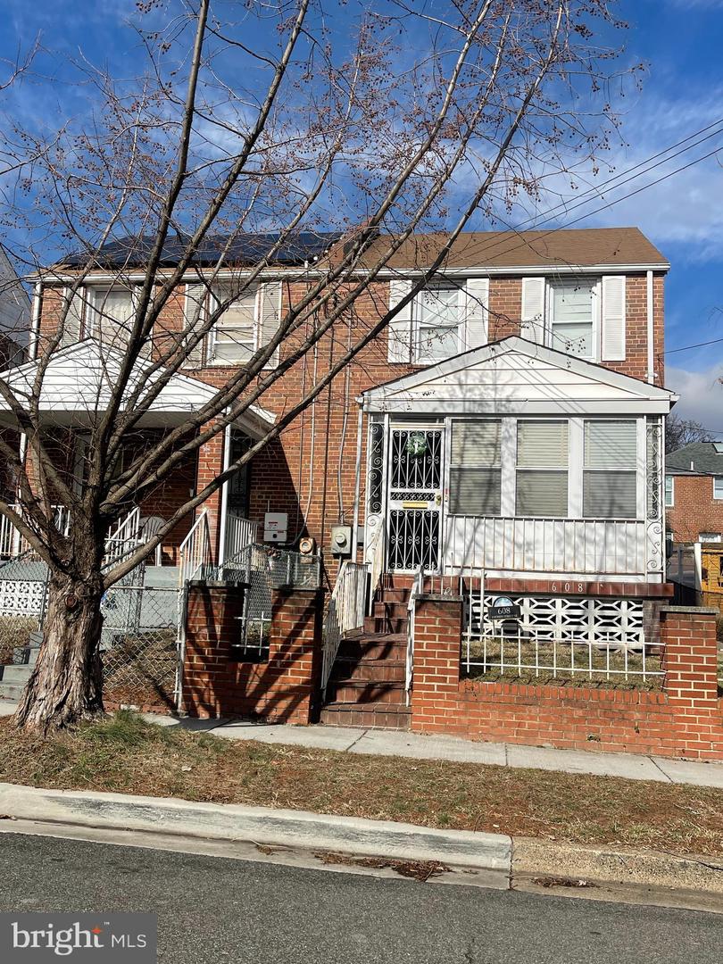 608 Emerson St Ne Property Photo 2