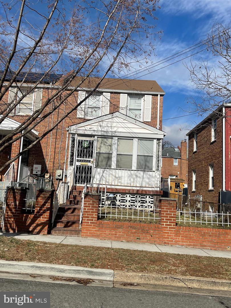 608 Emerson St Ne Property Photo 3