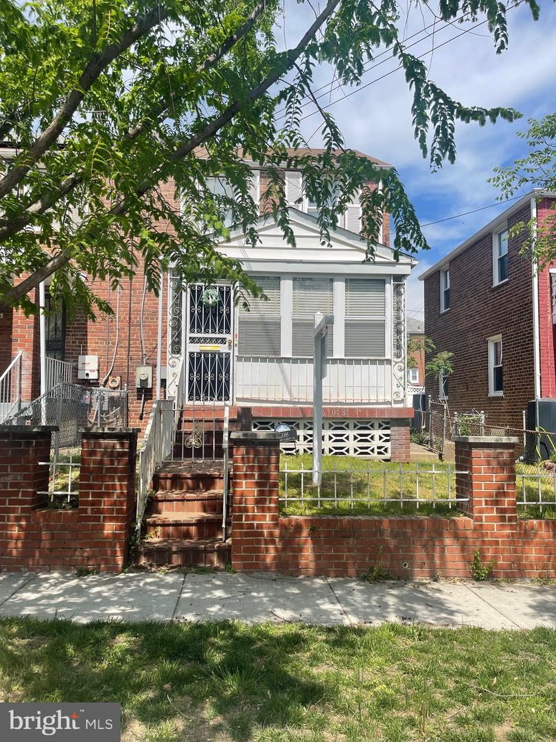 608 Emerson St Ne Property Photo 4