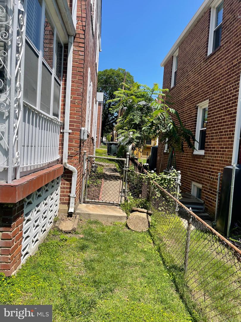 608 Emerson St Ne Property Photo 5