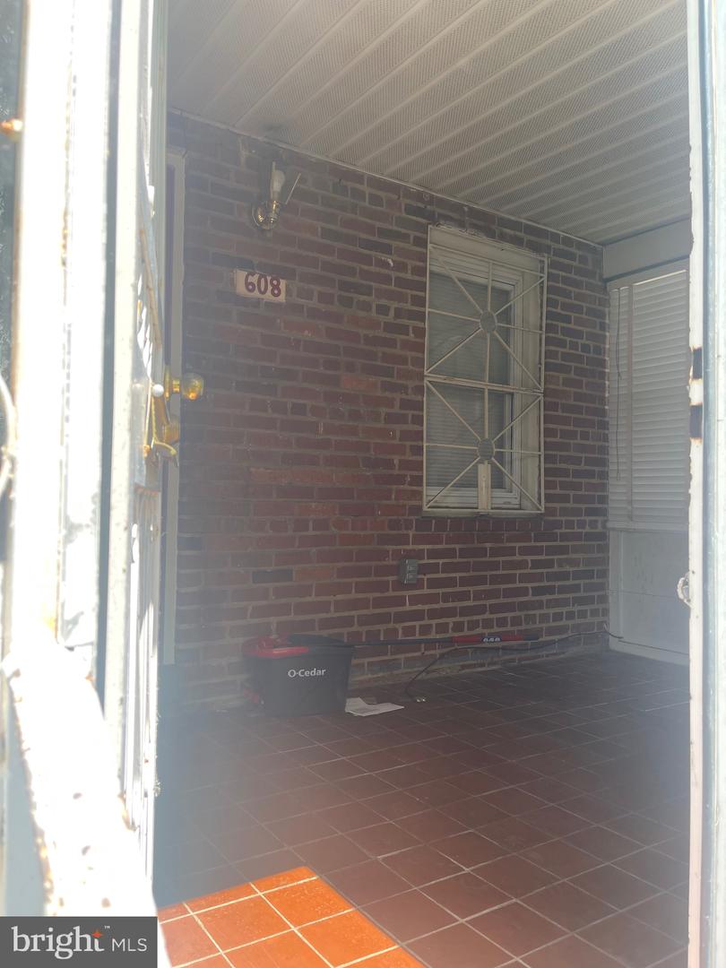 608 Emerson St Ne Property Photo 6