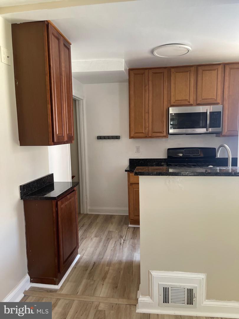 608 Emerson St Ne Property Photo 11