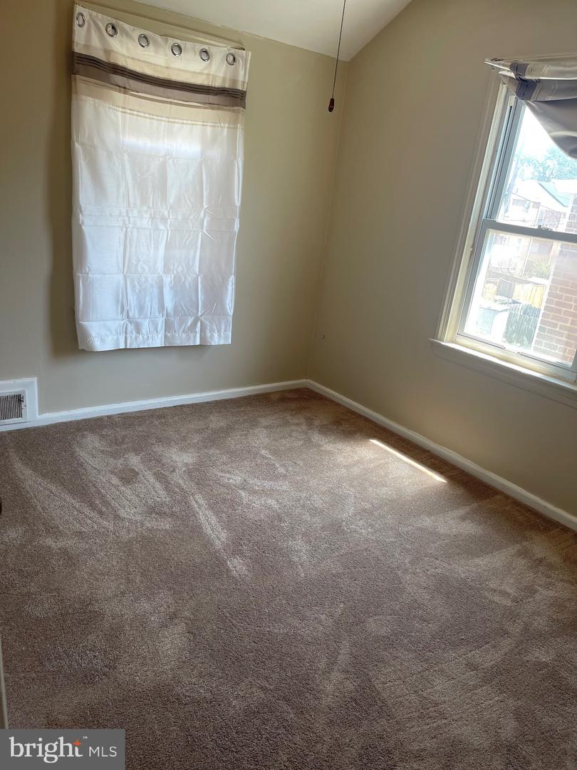 608 Emerson St Ne Property Photo 16