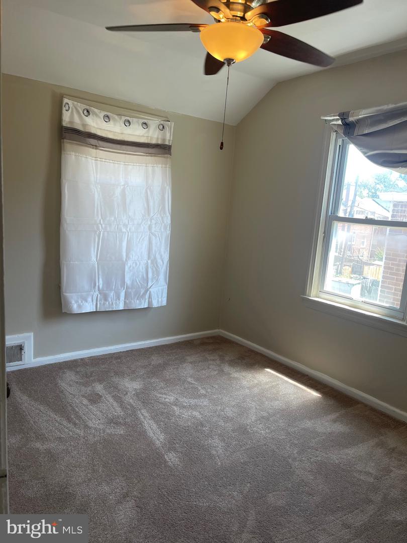 608 Emerson St Ne Property Photo 17