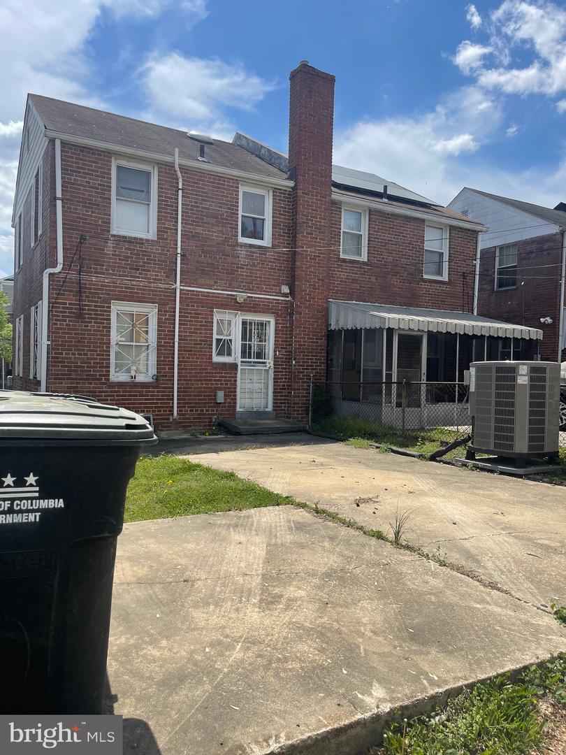 608 Emerson St Ne Property Photo 25