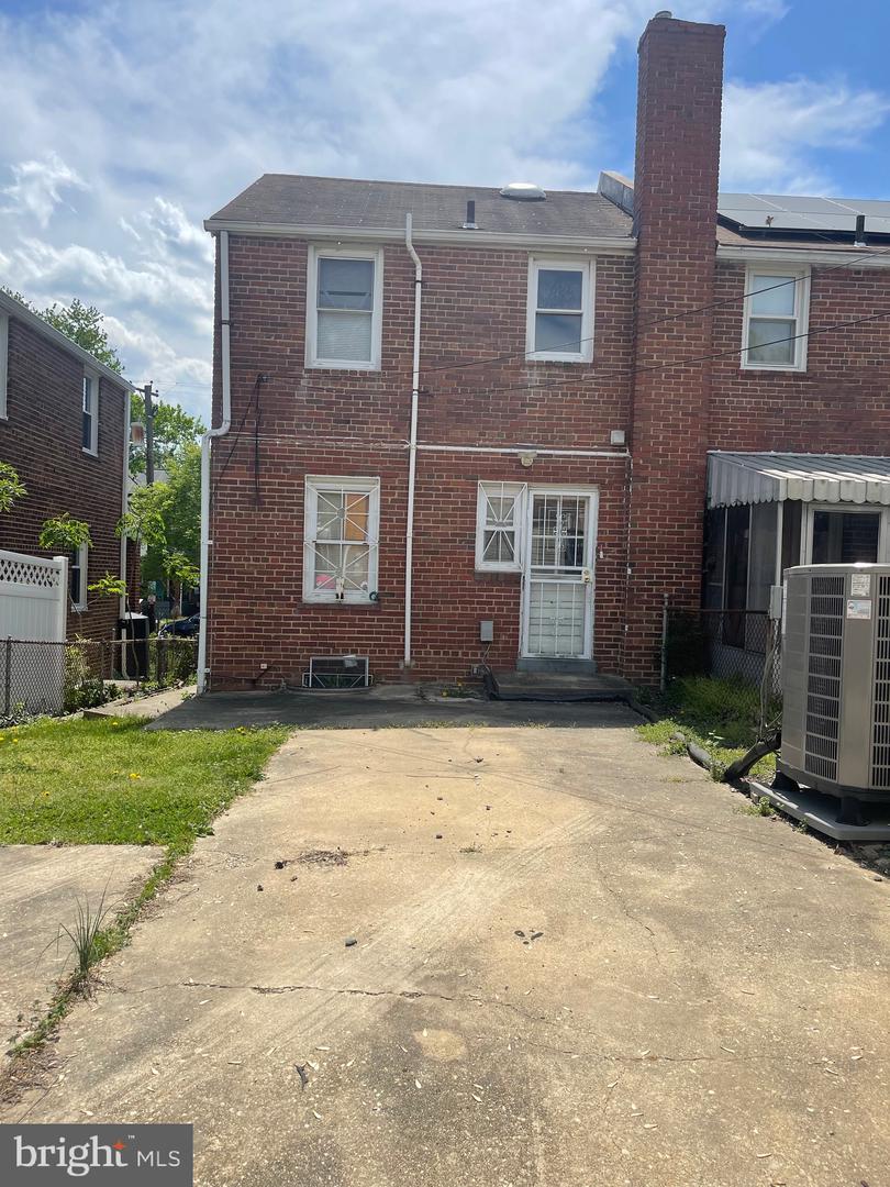 608 Emerson St Ne Property Photo 26