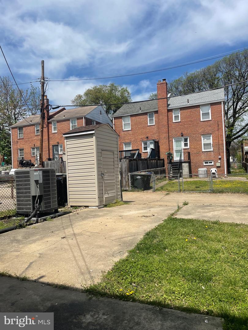 608 Emerson St Ne Property Photo 27