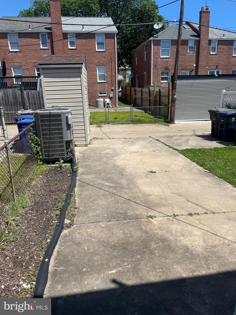 608 Emerson St Ne Property Photo 28