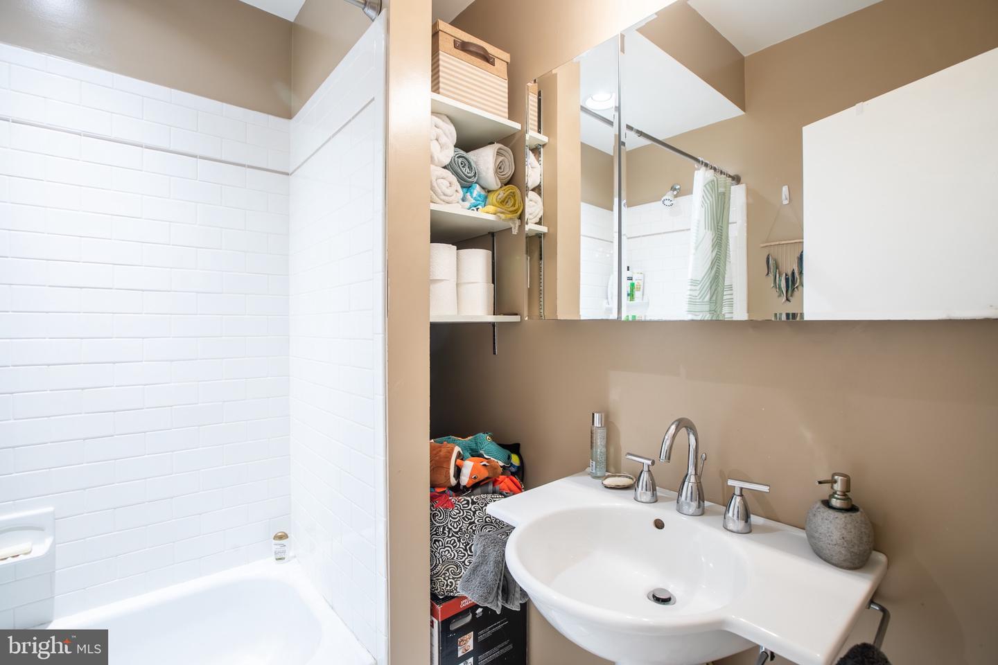 1454 Newton St Nw #401 Property Photo 27