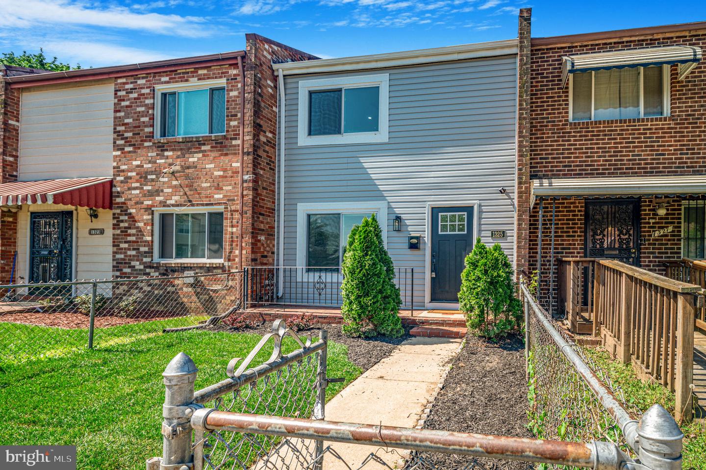 1325 Barnaby Ter Se Property Photo 2