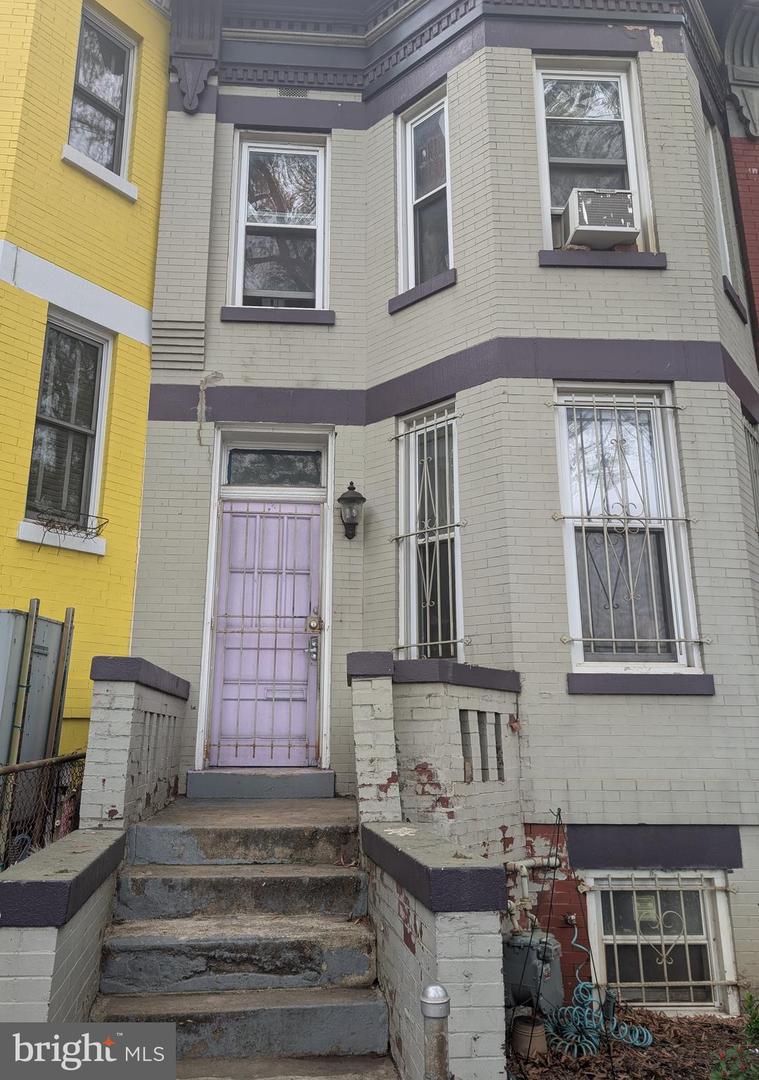 13 RHODE ISLAND AVE NE Property Photo 1