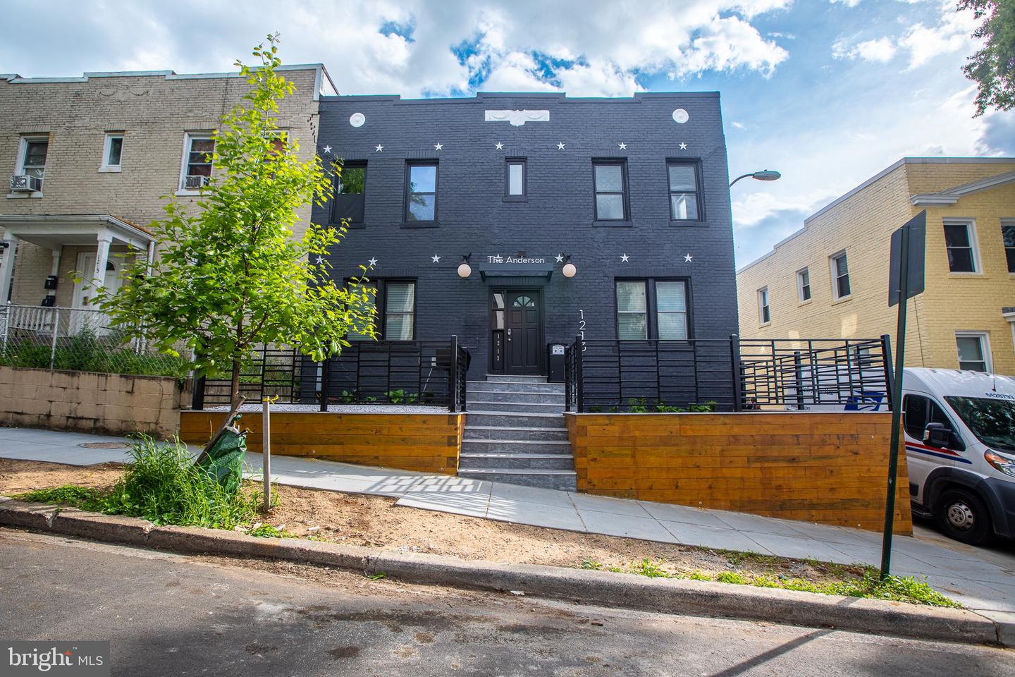 1213 QUEEN ST NE #1 Property Photo 1