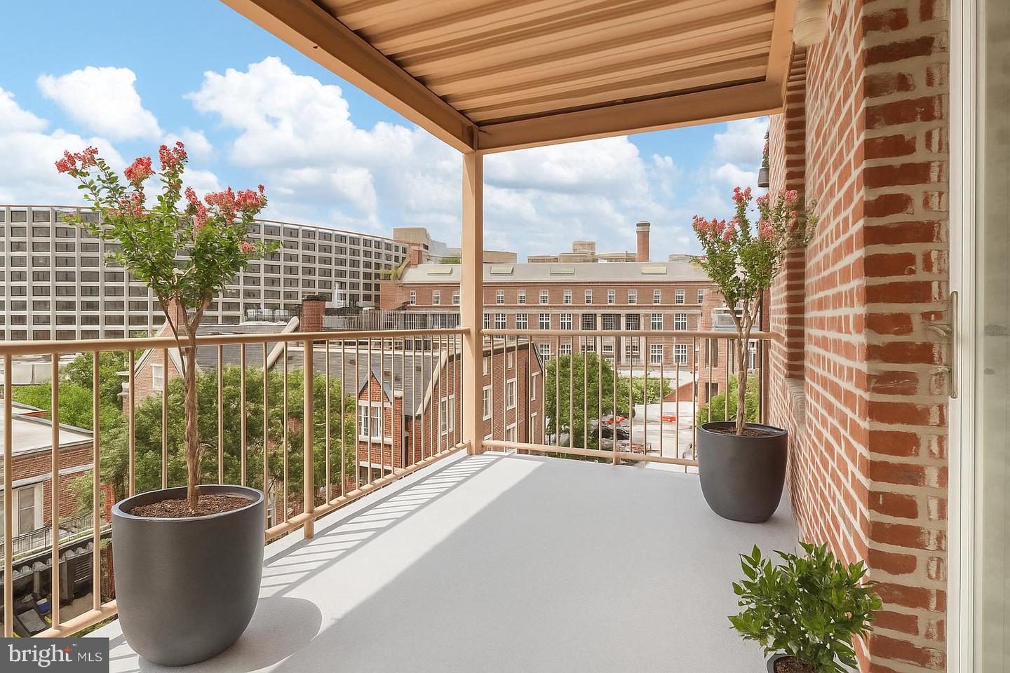 1858 California St Nw #33 Property Photo 1