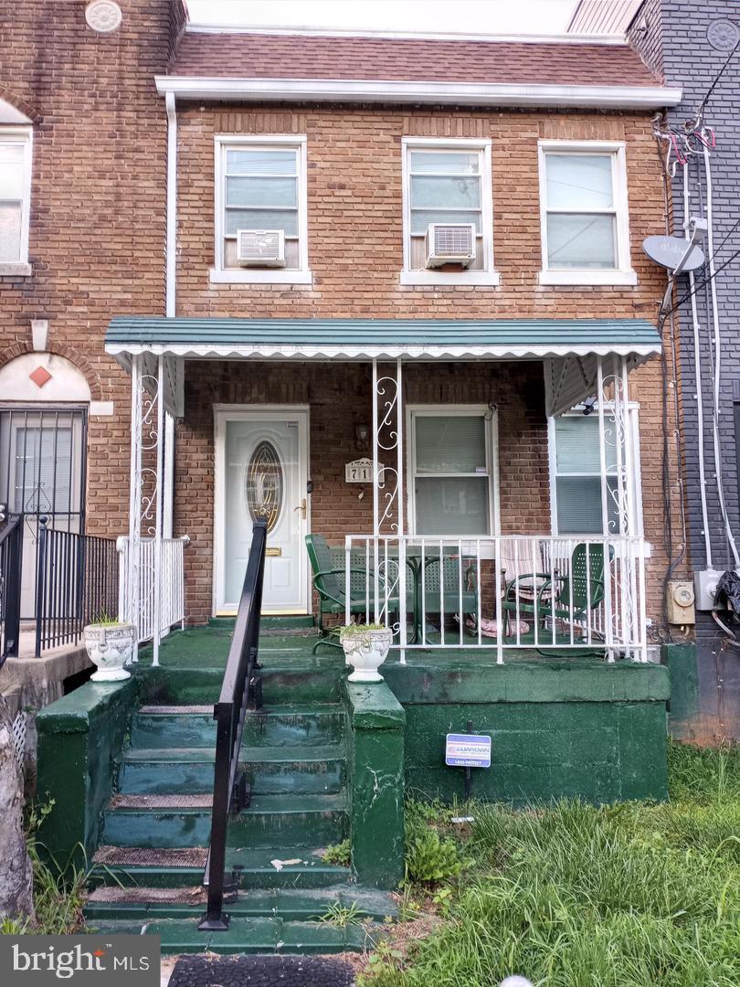 712 HAMLIN ST NE Property Photo 1