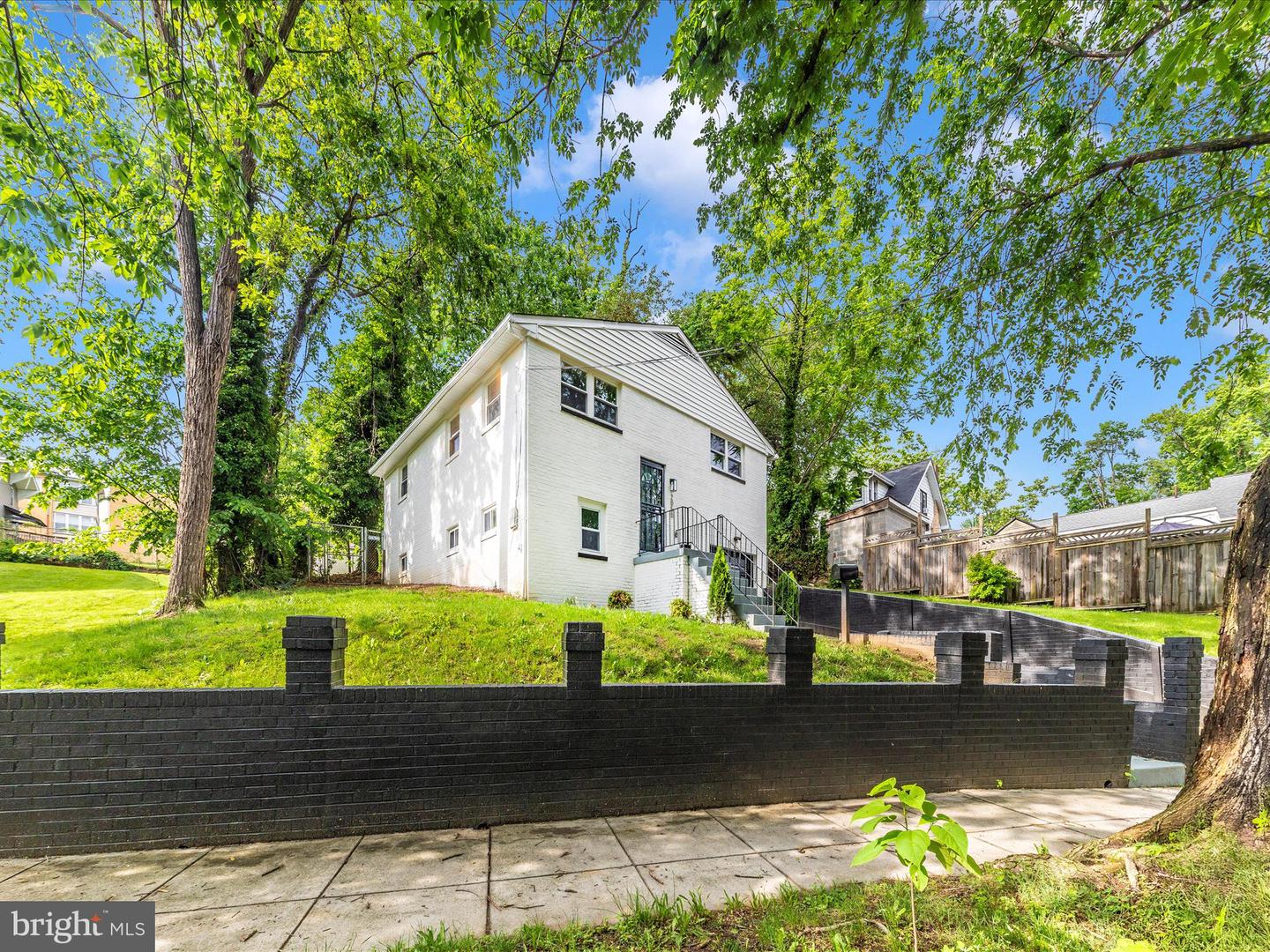2050 HAMLIN ST NE Property Photo 1