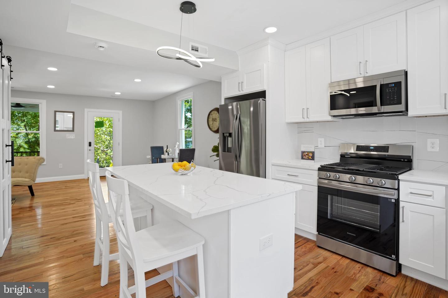 1303 Girard St Ne Property Photo 3