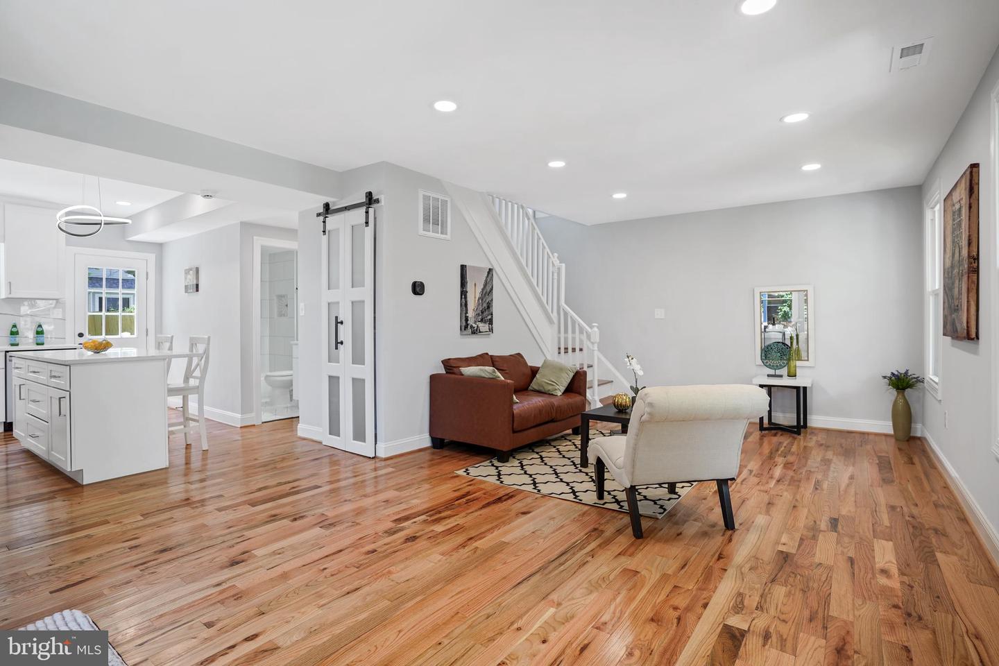 1303 Girard St Ne Property Photo 4