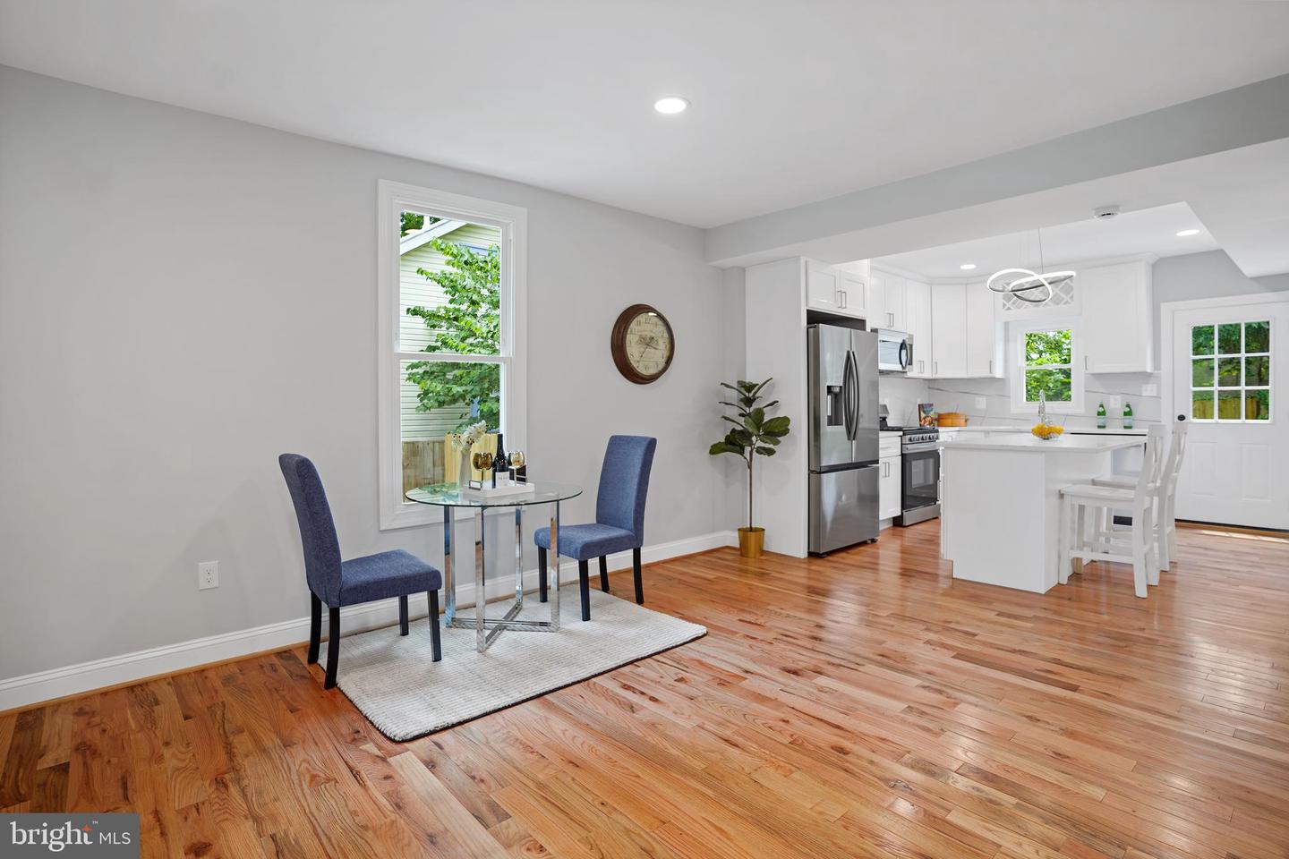 1303 Girard St Ne Property Photo 5