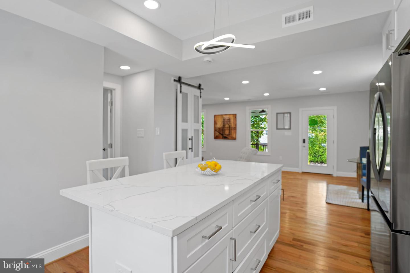 1303 Girard St Ne Property Photo 6