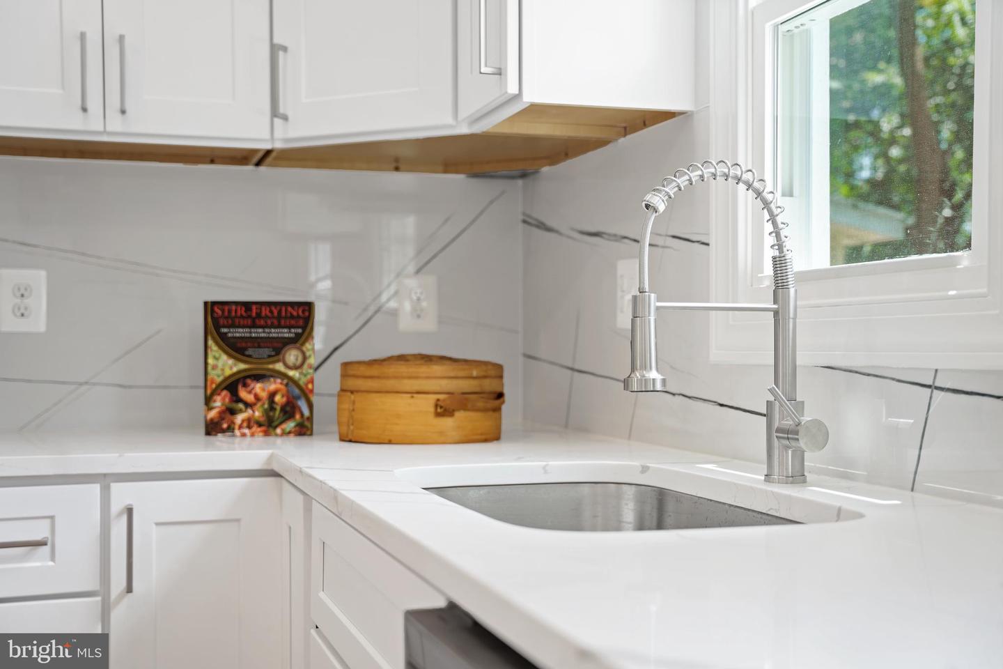 1303 Girard St Ne Property Photo 8