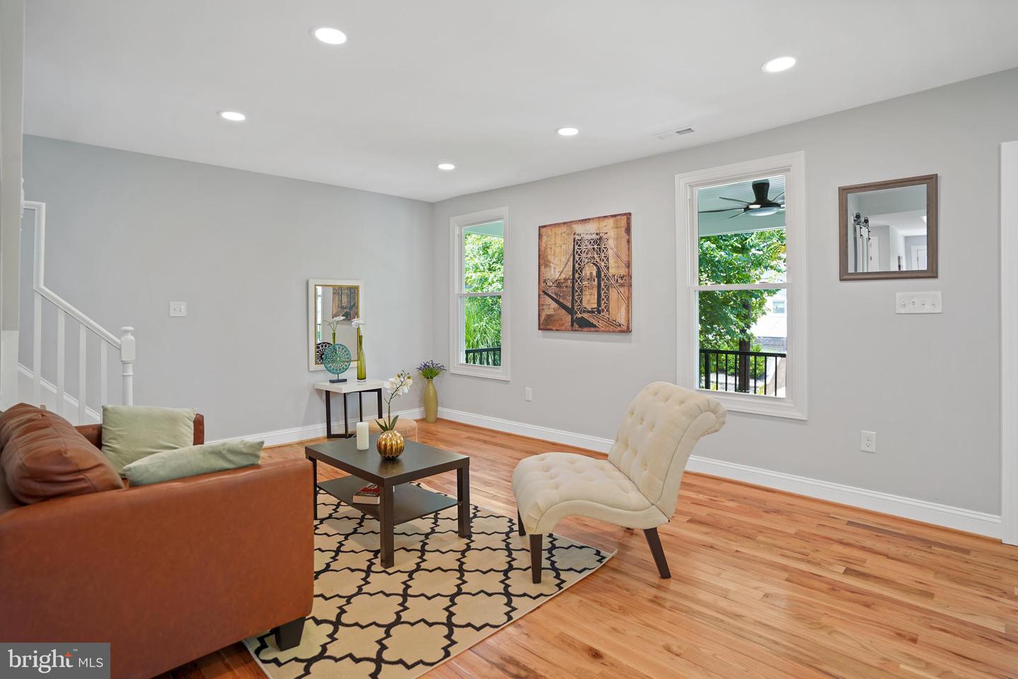 1303 Girard St Ne Property Photo 9