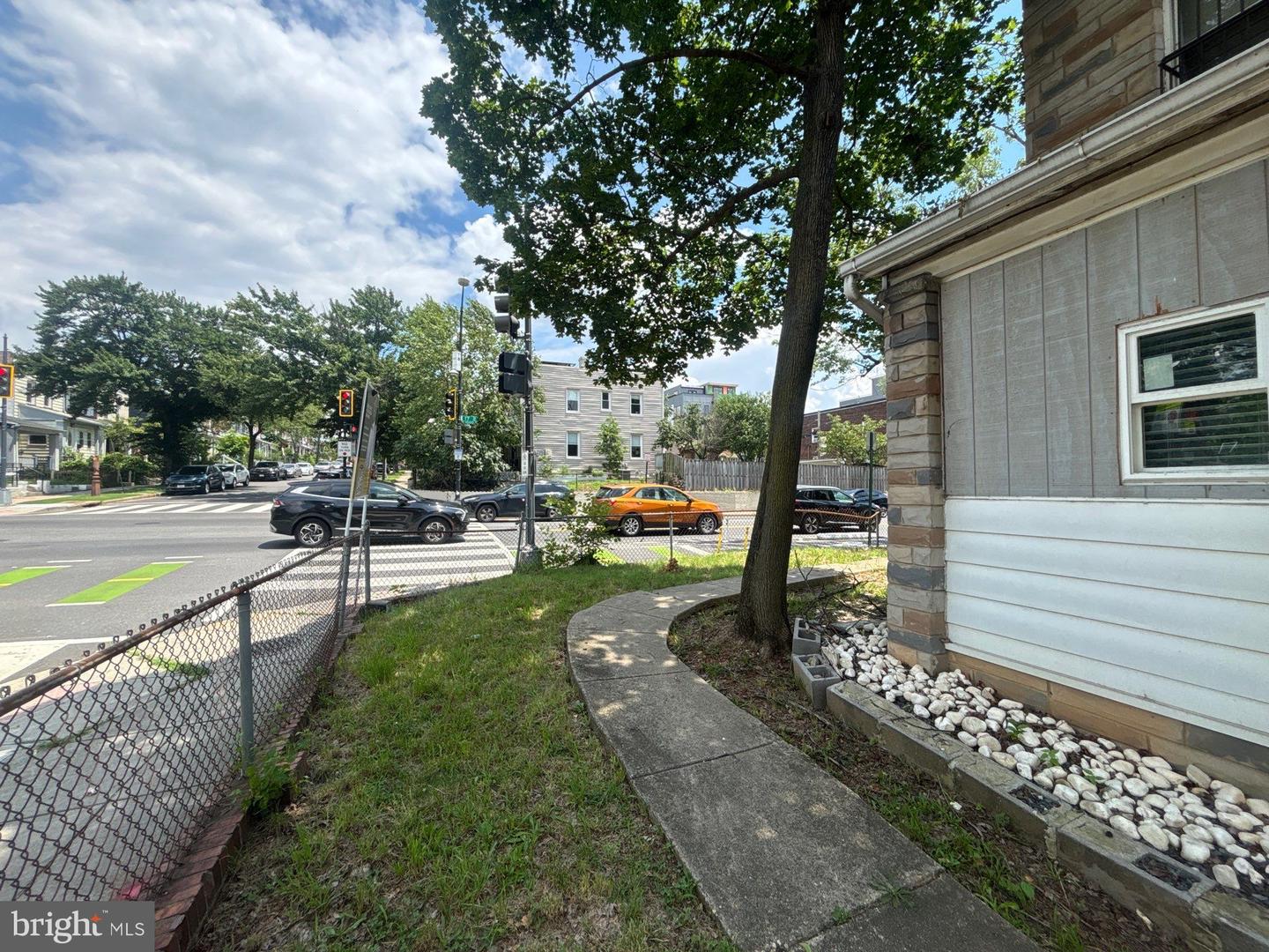 1729 L ST NE Property Photo 1