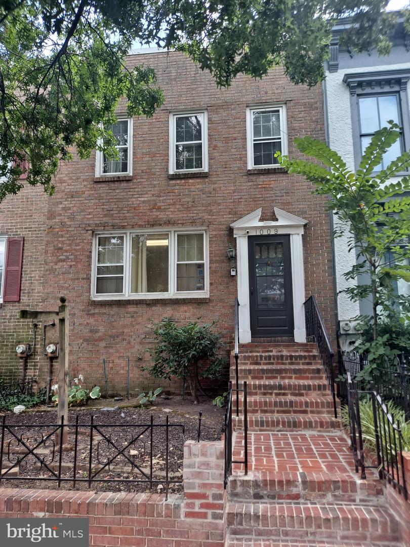 1009 E St Se Property Photo 1