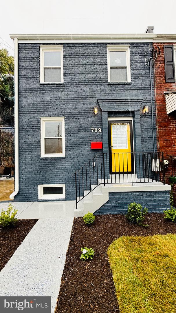 709 Adrian St Se Property Photo 1