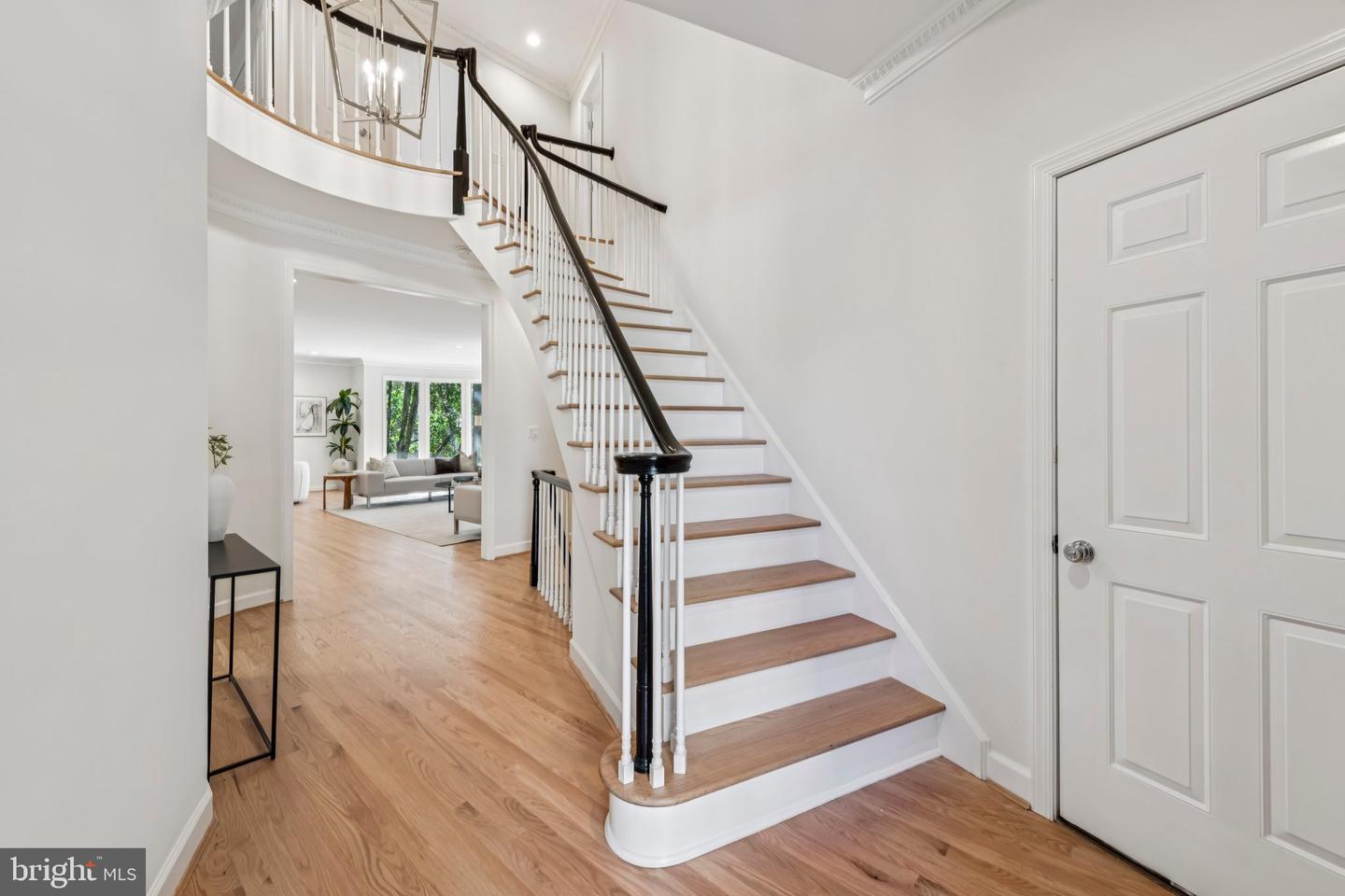 4730 Foxhall Cres Nw Property Photo 4