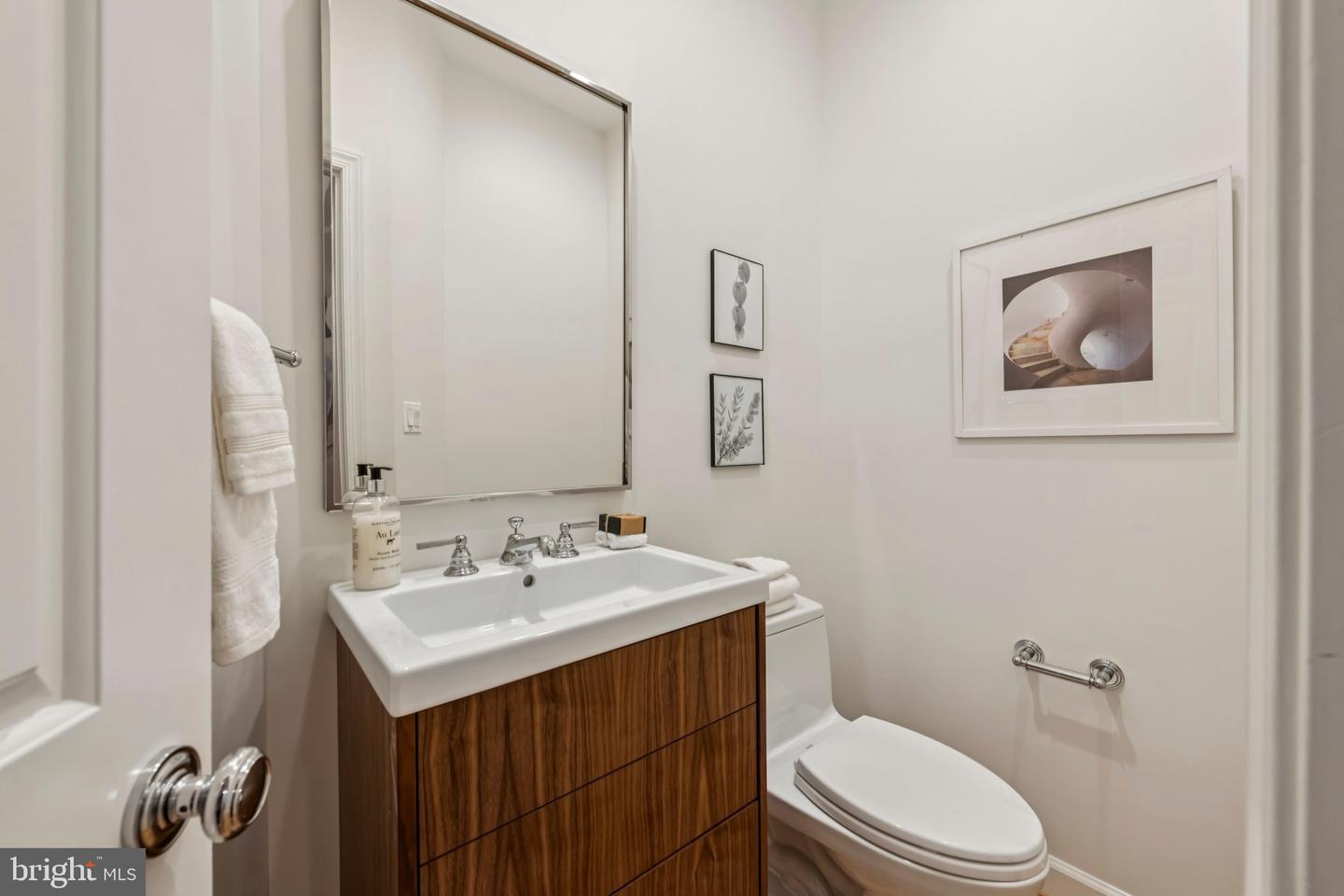 4730 Foxhall Cres Nw Property Photo 15