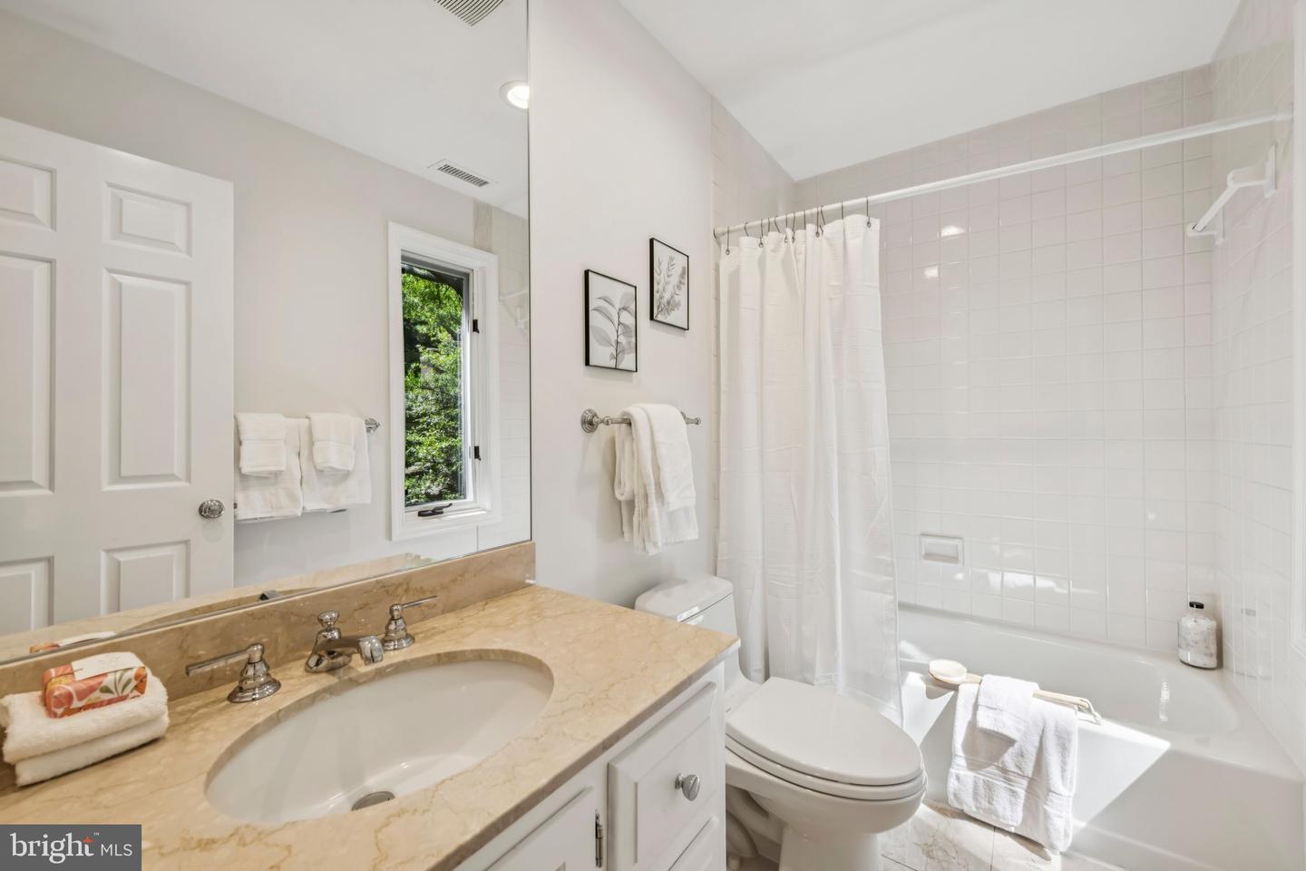 4730 Foxhall Cres Nw Property Photo 25