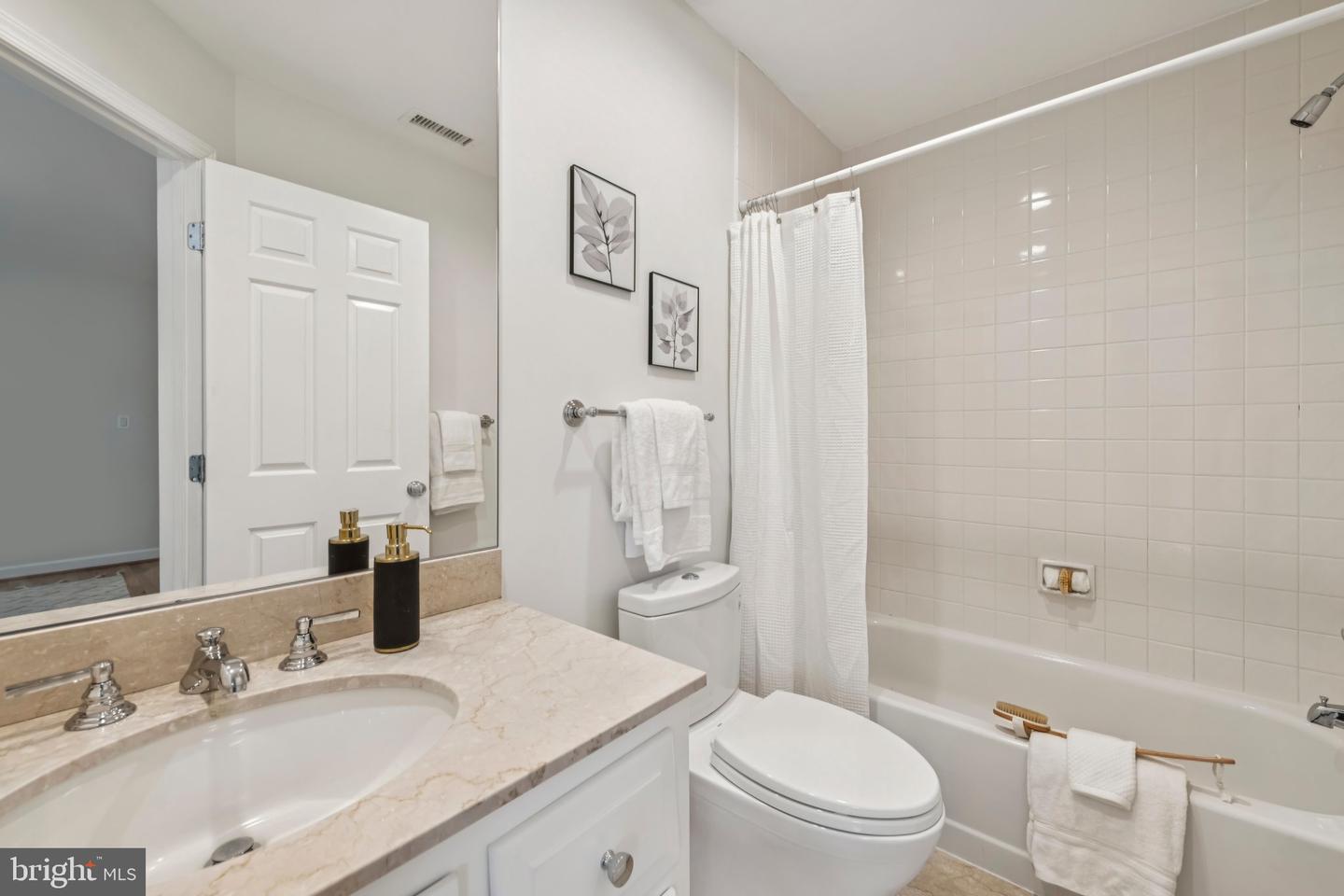 4730 Foxhall Cres Nw Property Photo 27
