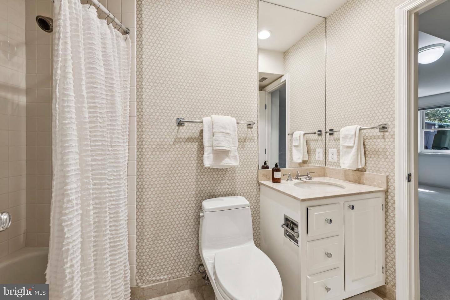 4730 Foxhall Cres Nw Property Photo 30