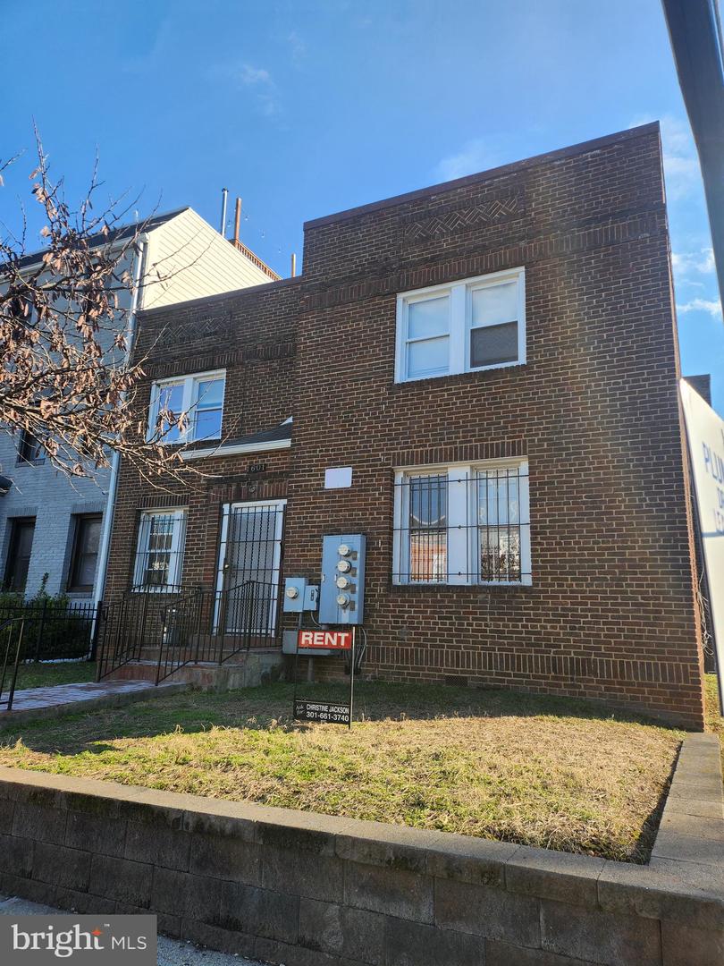 1601 E St Ne Property Photo 1