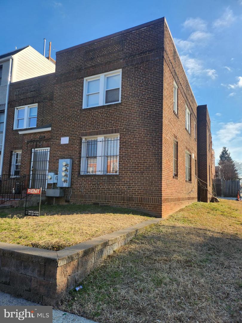 1601 E St Ne Property Photo 2