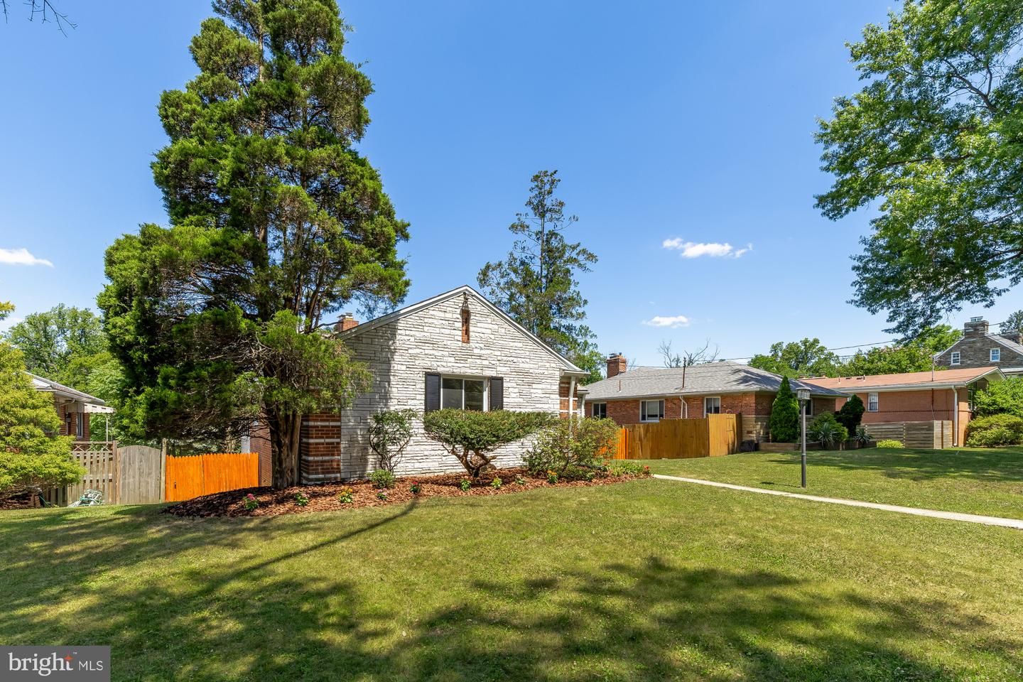 4560 Argyle Ter Nw Property Photo 2