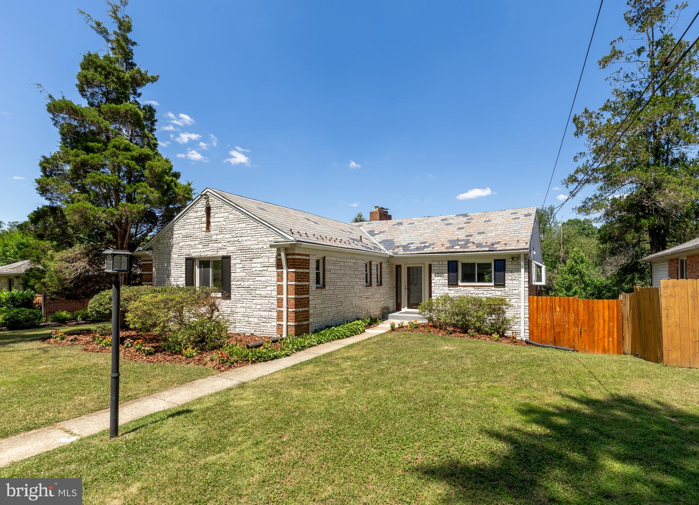 4560 Argyle Ter Nw Property Photo 3