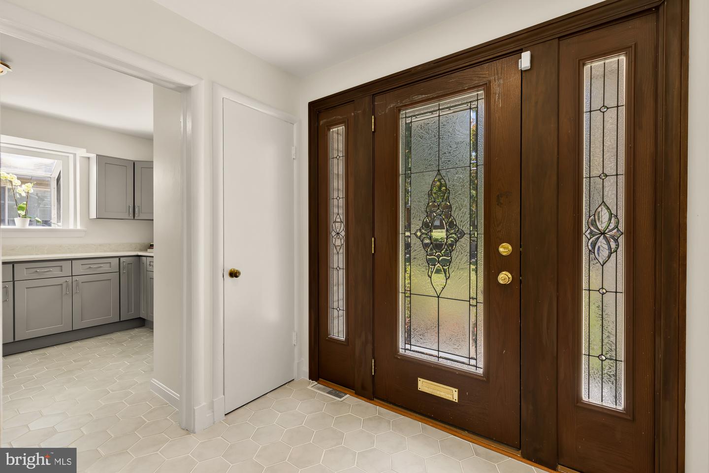 4560 Argyle Ter Nw Property Photo 5