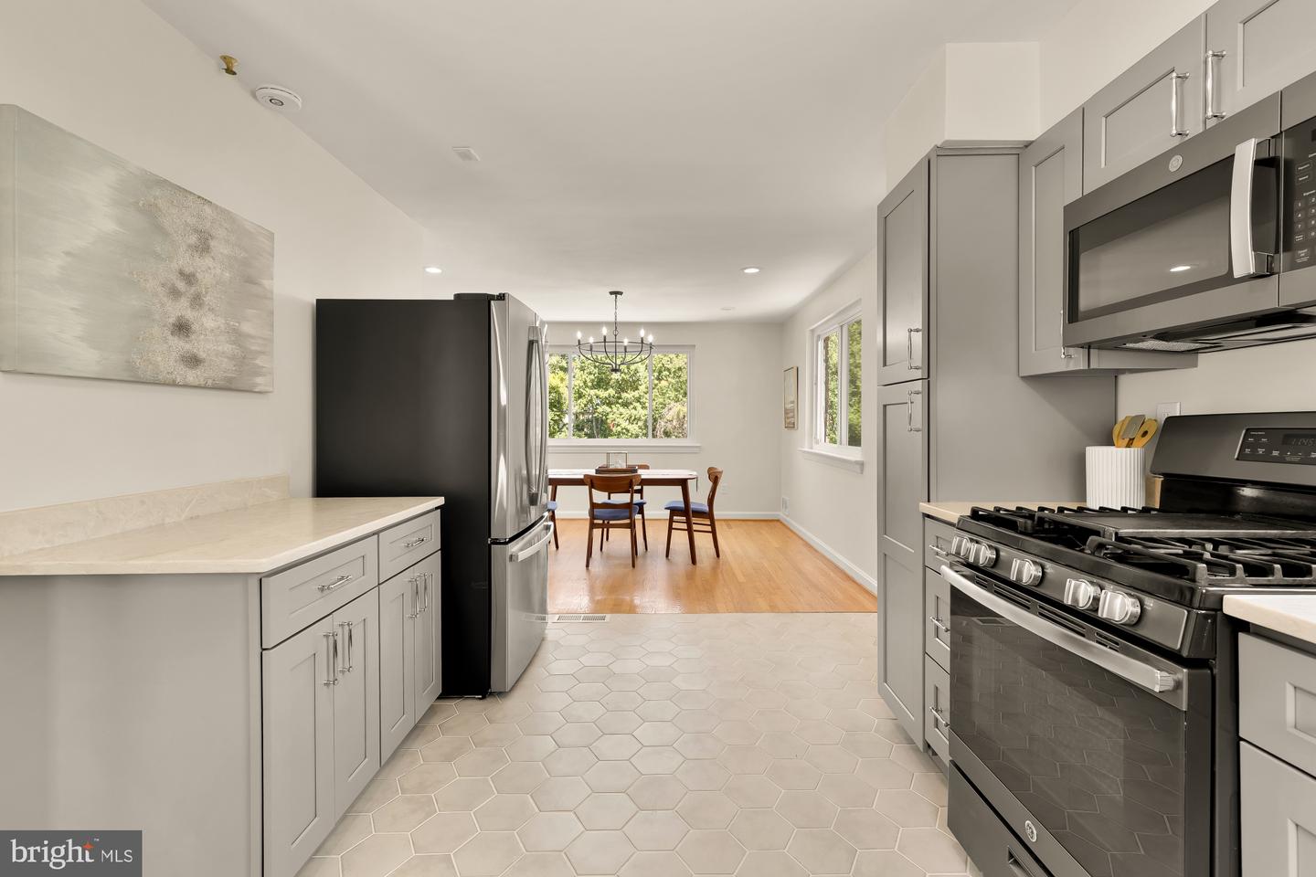 4560 Argyle Ter Nw Property Photo 7