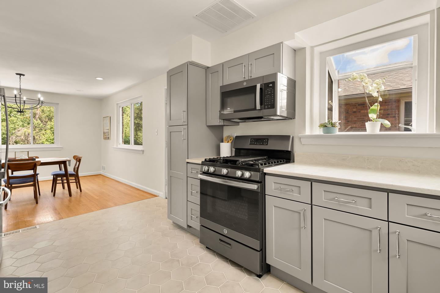 4560 Argyle Ter Nw Property Photo 8