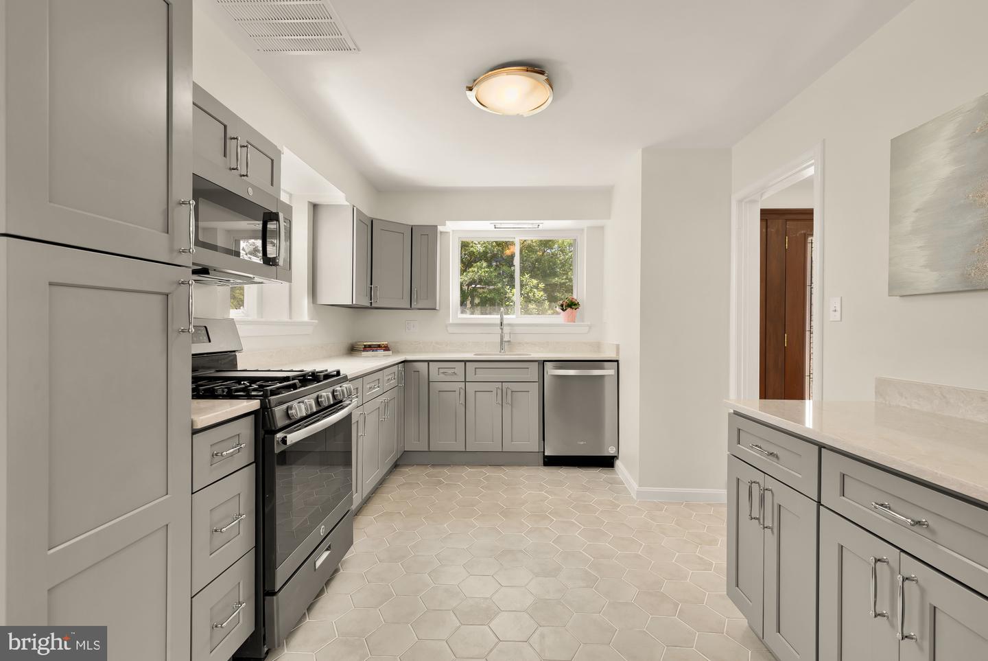 4560 Argyle Ter Nw Property Photo 11
