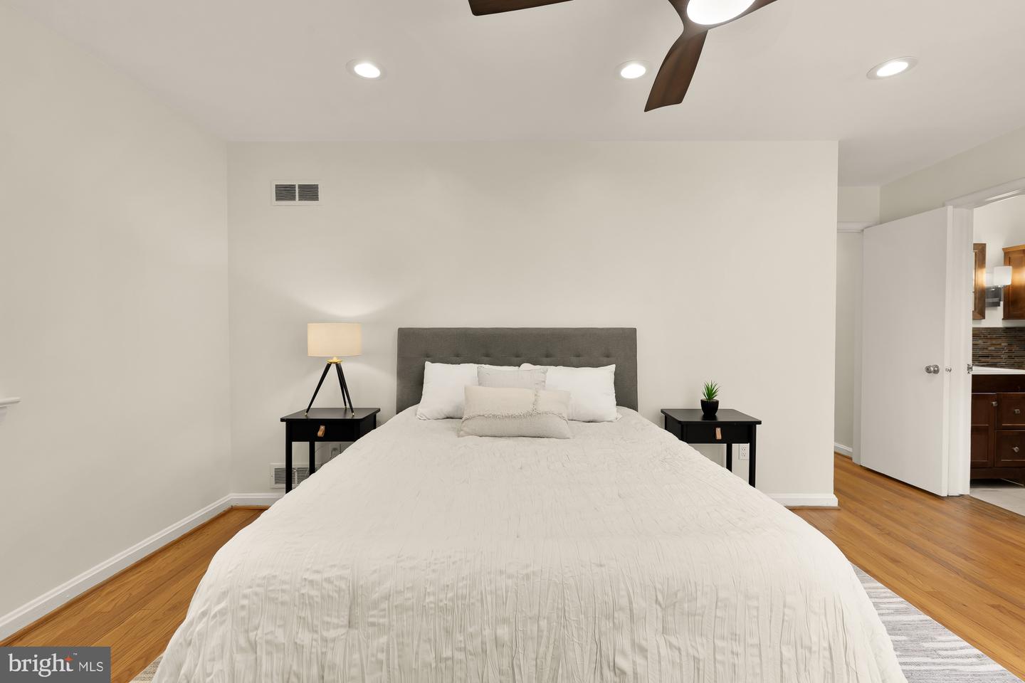 4560 Argyle Ter Nw Property Photo 29